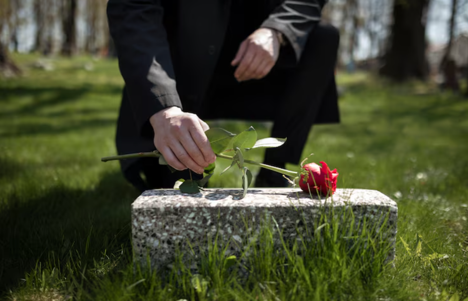 Mit dem Verlust umgehen: Wichtige Überlegungen nach dem Tod eines geliebten Menschen